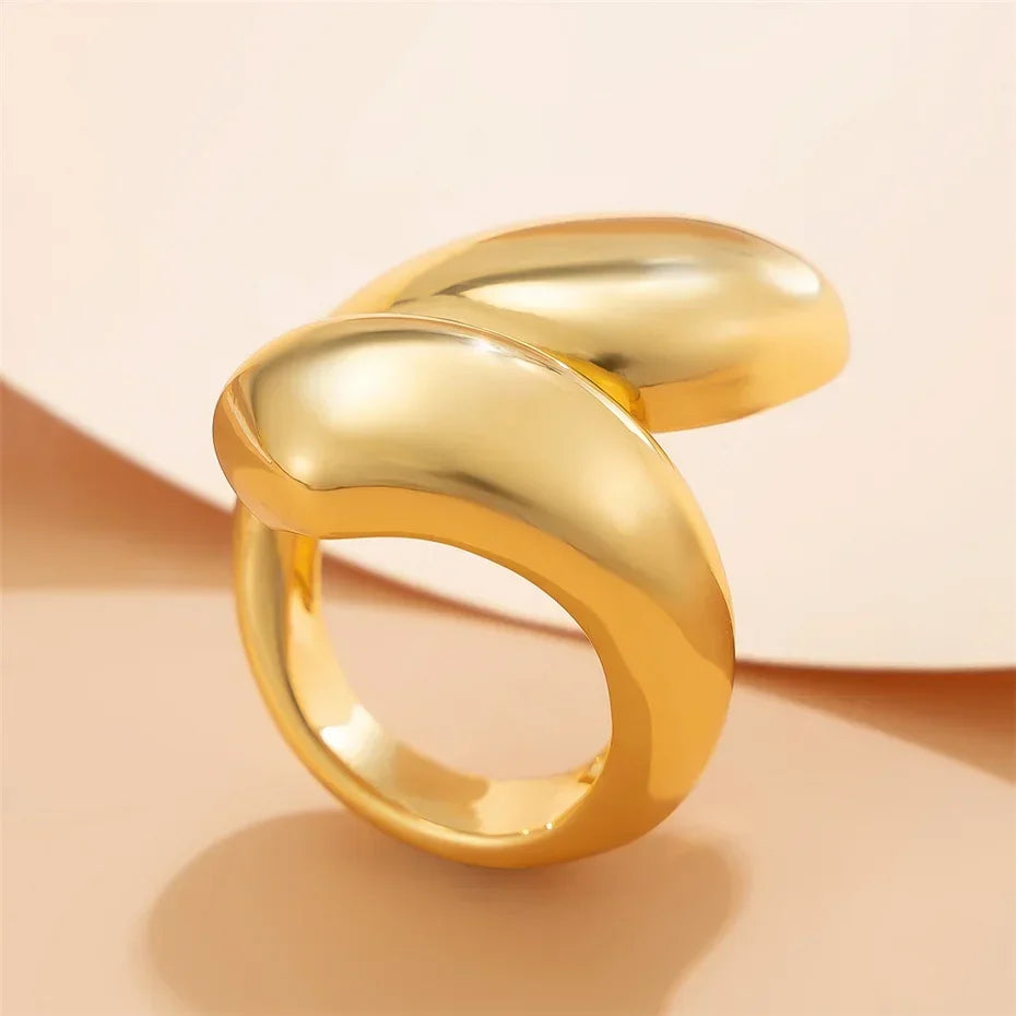 Elegant, chunky guldring med moderne organiske former, perfekt som unikt smykke accessory