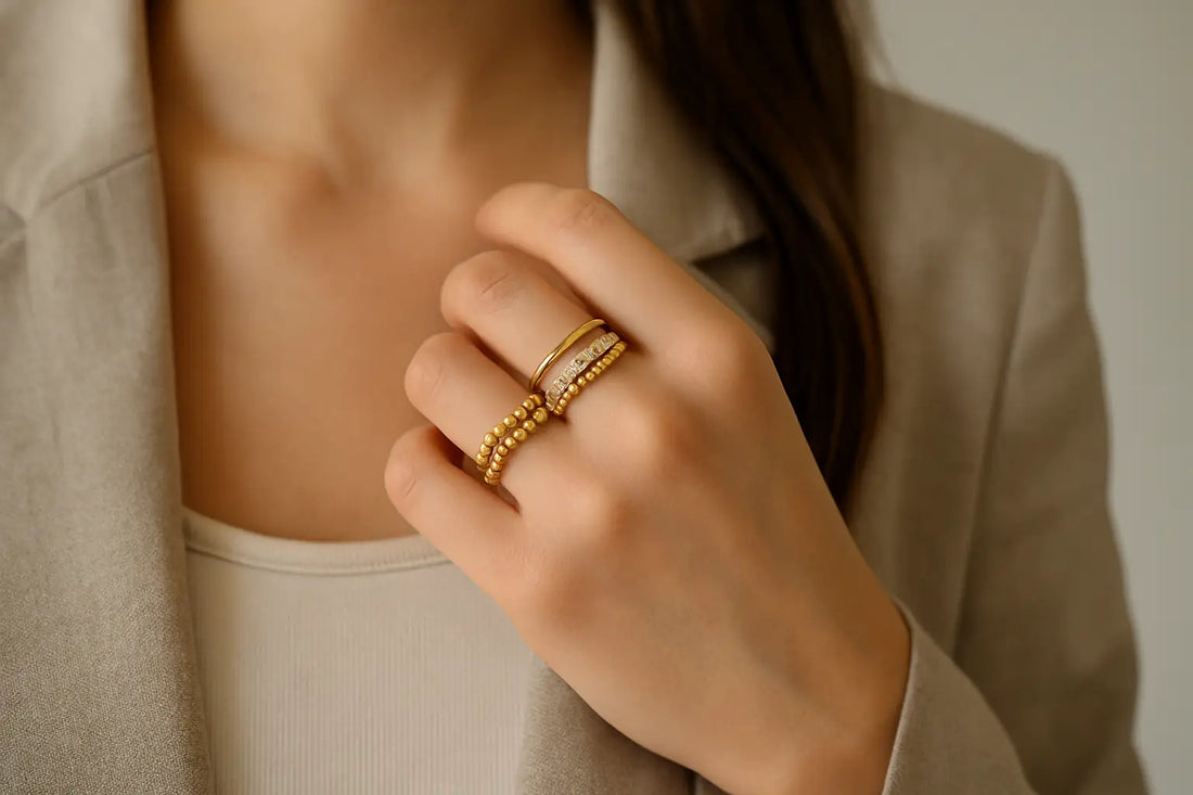 Elegant hånd med gyldne ringe og smykke detaljer, perfekte til moderne accessories stil