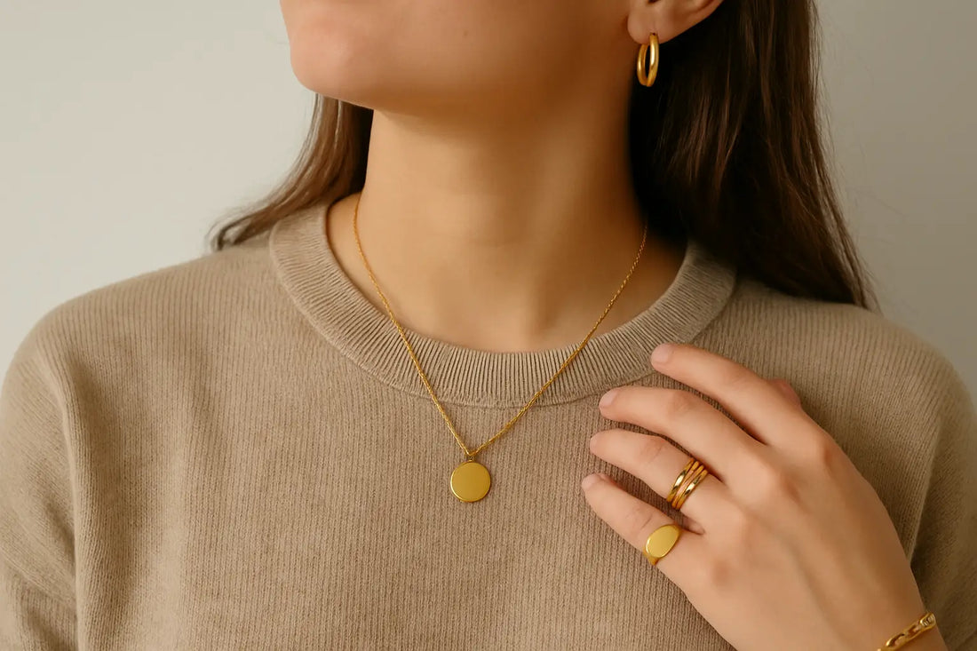 Kvinde med guldbelagte smykker, halskæde, ringe og ørering, elegant og stilfuldt look