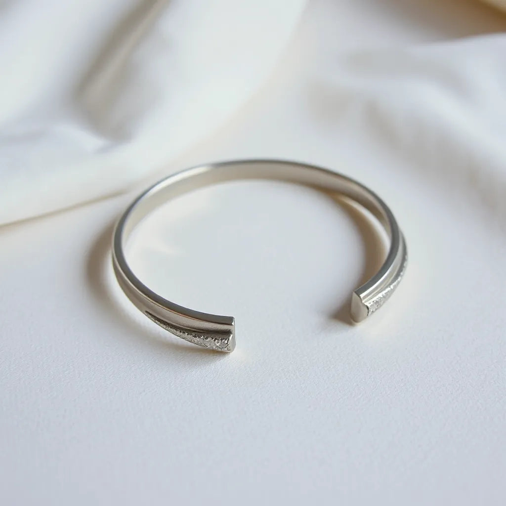 Åben manchet armring til kvinder vist i close-up på en neutral baggrund
