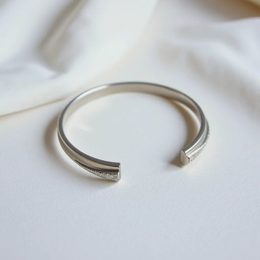 Åben manchet armring til kvinder vist i close-up på en neutral baggrund