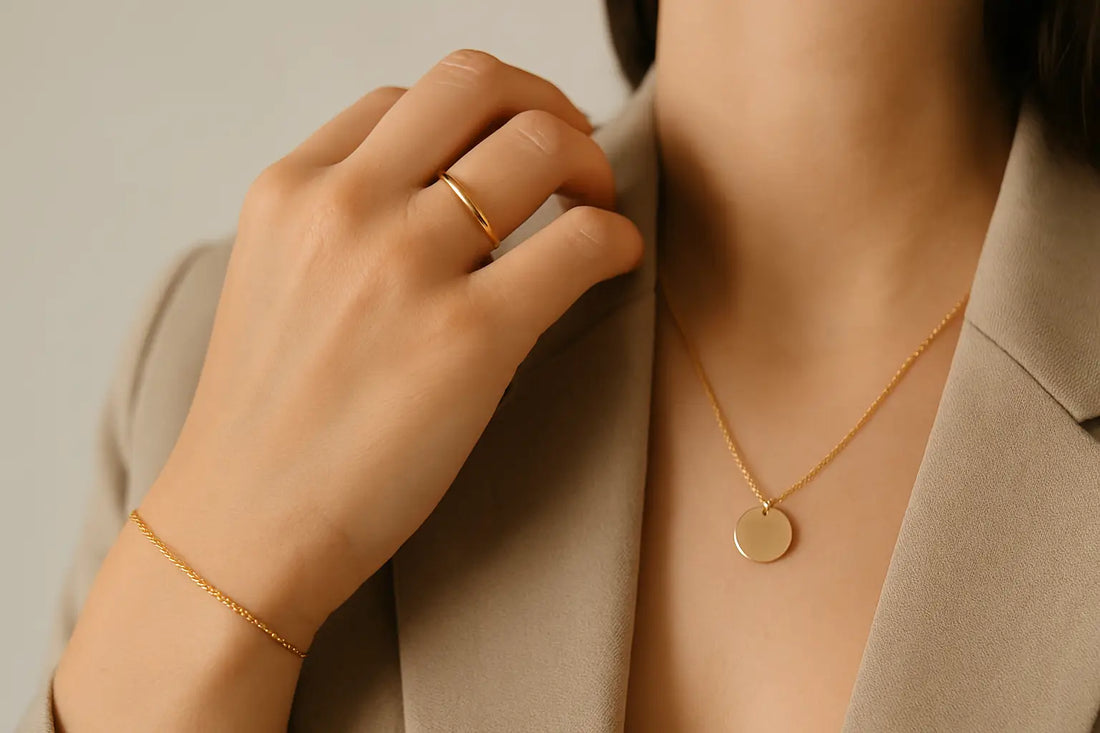 Elegant kvinde med guld halskæde, ring og armbånd, stilfuldt accessorie smykke look