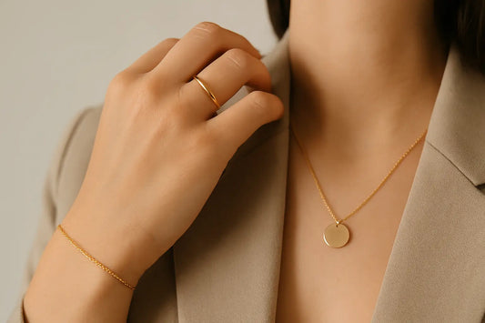 Elegant kvinde med guld halskæde, ring og armbånd, stilfuldt accessorie smykke look