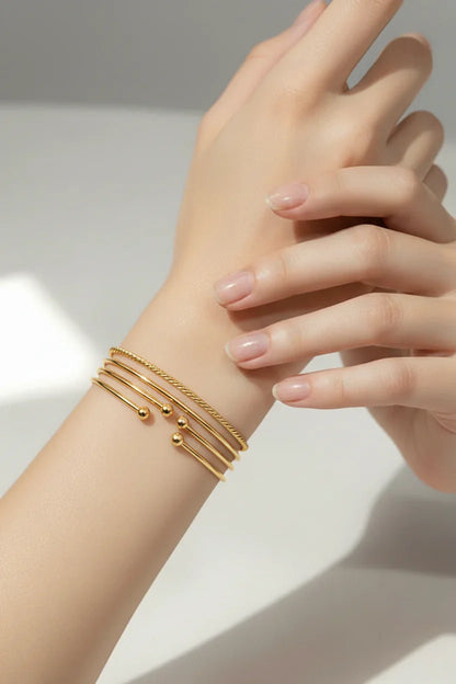 Elegant guld armbånd med minimalistisk design på kvindehånd, moderne smykke stil