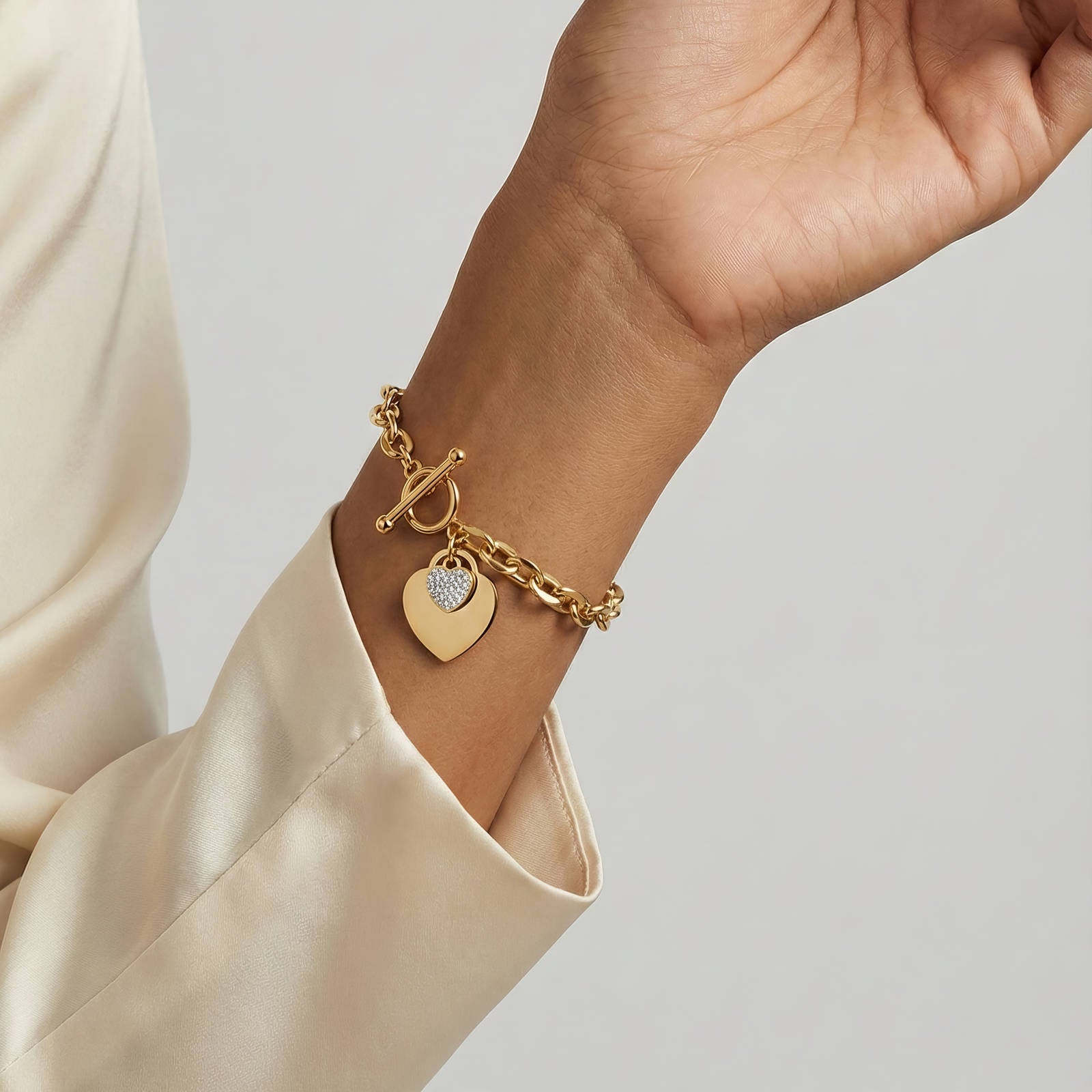 18K guld heart link bracelet i rustfrit stål på håndled