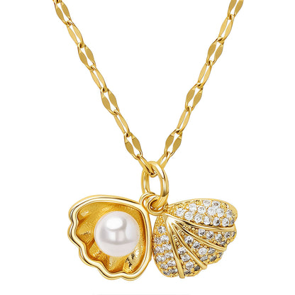 Guldbelagt muslingehalssmykke med perle og cubic zirconia detaljer