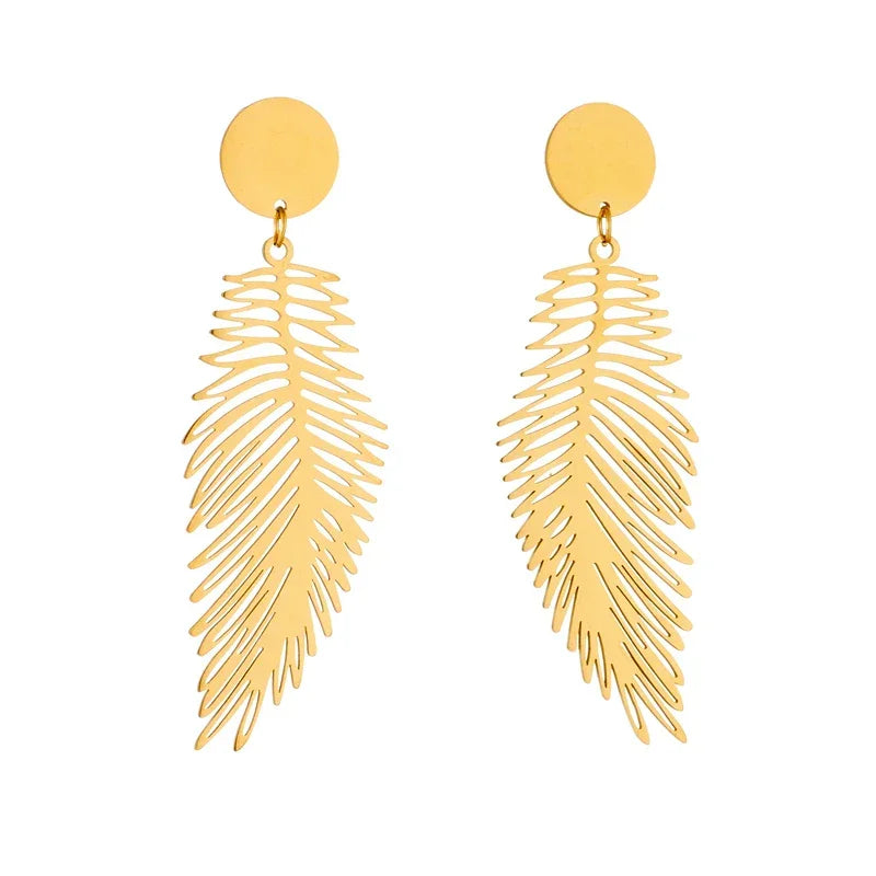 Guldfarvede øreringe med elegant fjerdesign, moderne smykker accessories