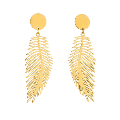 Guldfarvede øreringe med elegant fjerdesign, moderne smykker accessories