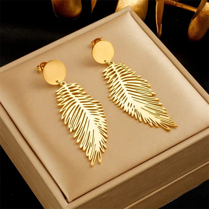 Guld farvede øreringe med blad design på elegant æske, smykker accessories