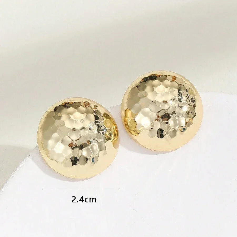 Runde, hamrede guldfarvede øreringe, 2.4 cm, moderne og elegante smykker