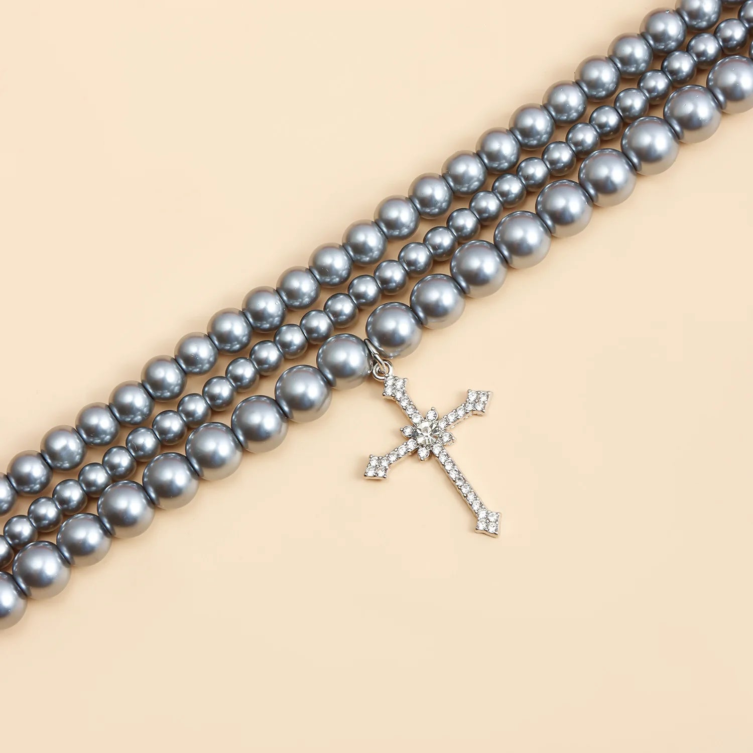 Retro Krystal Kors Halskæde - Flerlagsperler i Gun Grey