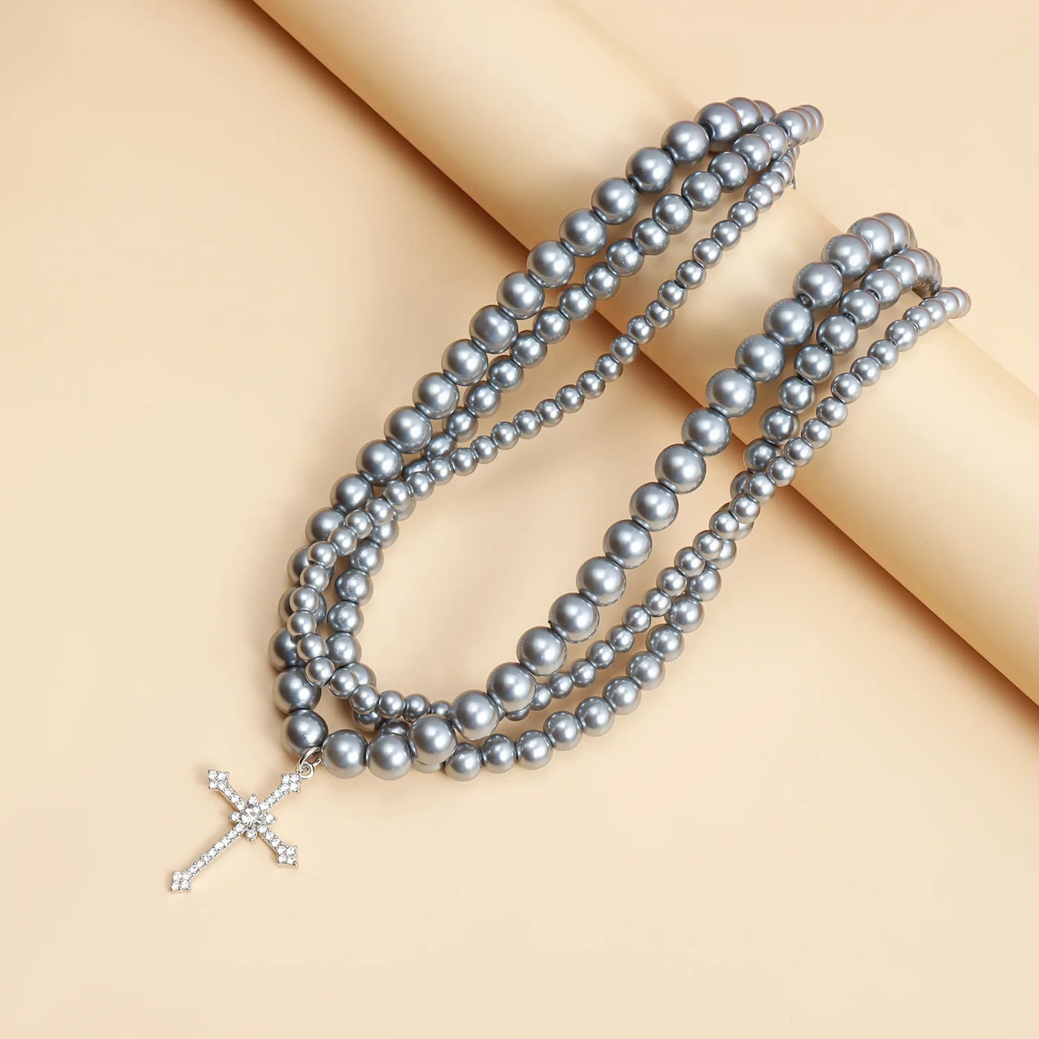 Retro Krystal Kors Halskæde - Flerlagsperler i Gun Grey