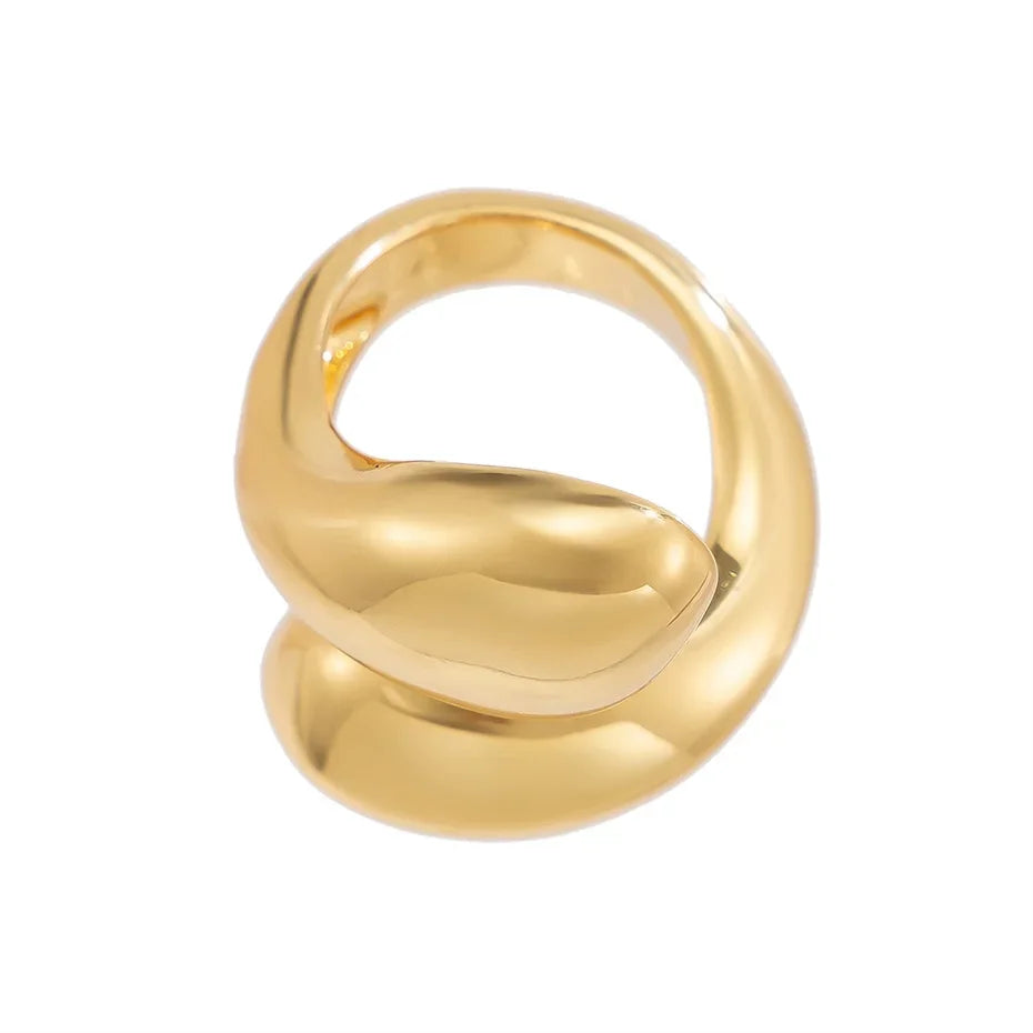 Moderne guld ring i organisk design, elegant og stilfuldt smykke til fashion accessories