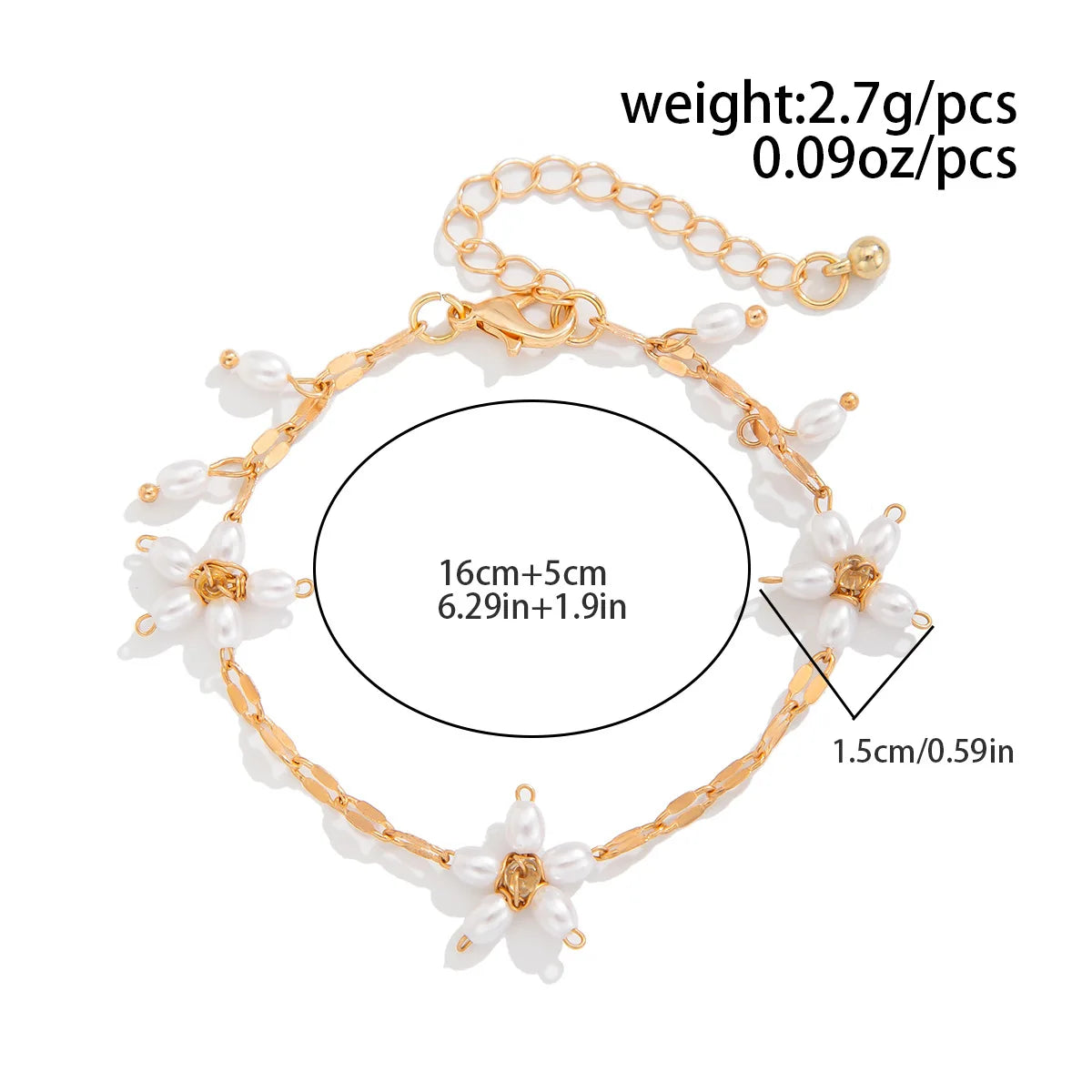 Boho perle armbånd med guldfarvet blomsterdesign og imiterede perler, justerbar længde 16+5 cm. Elegant smykke fra Stylisk til boheme-stil.