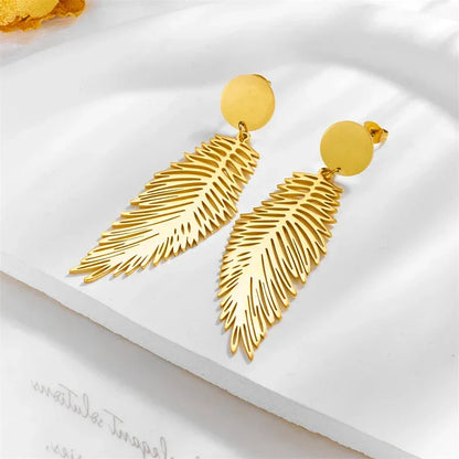 Gyldne øreringe med bladformet design, elegante accessories til moderne stil