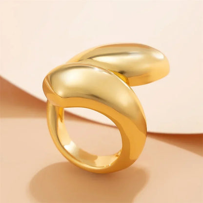 Elegant, chunky guldring med moderne organiske former, perfekt som unikt smykke accessory