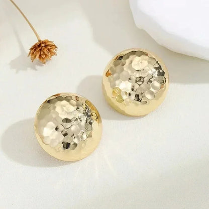 Hammered guld ørestikker, runde, elegante smykker, moderne og stilfuldt accessoires
