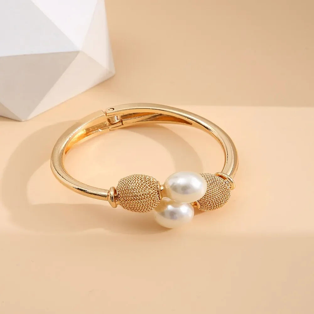 Elegant guld armbånd med perler og teksturerede kugler, moderne smykke til kvinder
